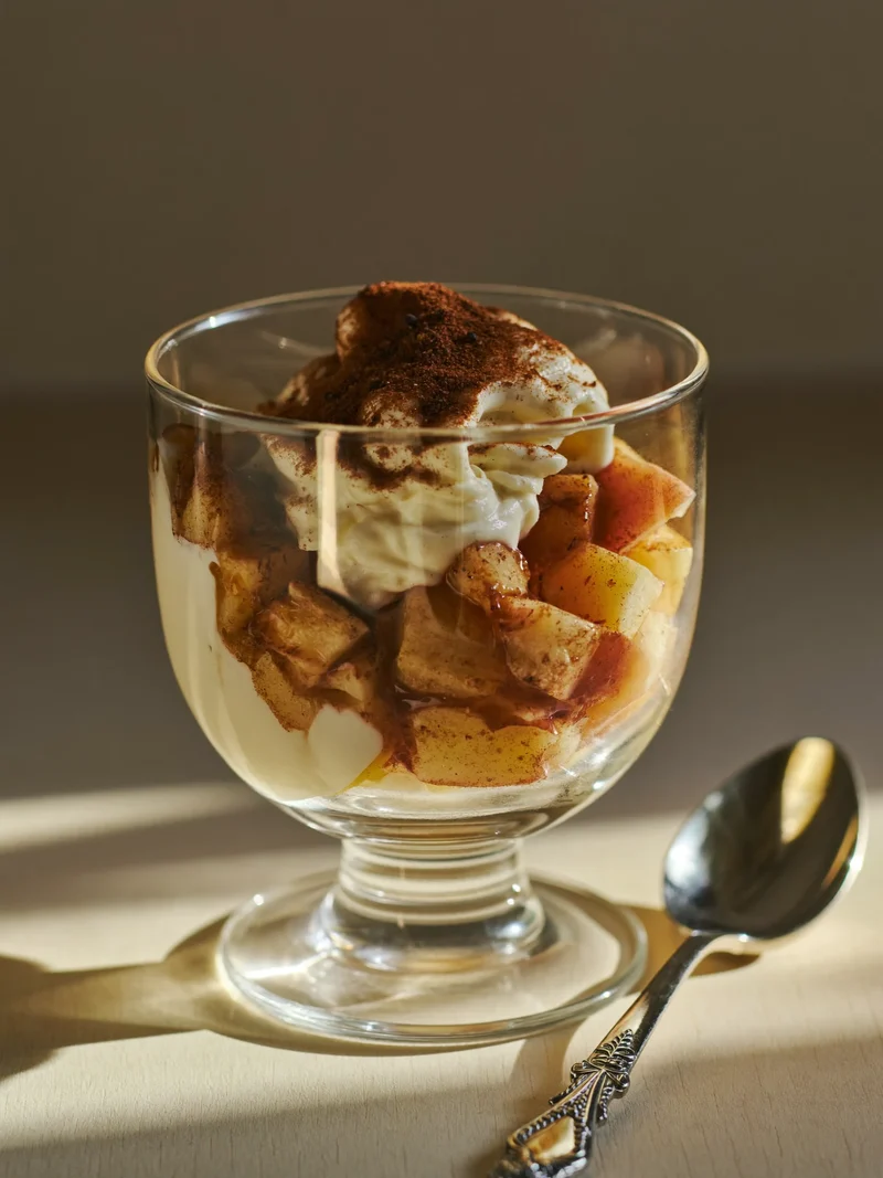 Mele cotte alla cannella con yogurt cremoso in coppetta di vetro